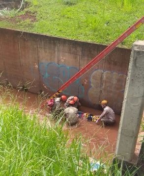 Mulher cai em córrego, fratura costelas, quadril e pernas