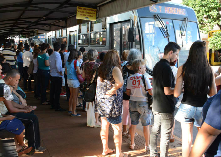 O Consórcio Guaicurus protocolou nesta manhã pedido para que a prefeitura defina o reajuste da tarifa de ônibus para R$ 3,56, três centavos a mais do que o já anunciado pelo prefeito Alcides Bernal (PP) no início do mês. Ontem, o Tribunal de Contas do Estado (TCE) liberou o reajuste que estava suspenso e começará a valer a partir de amanhã (21).
Diretor do consórcio, João Rezende disse ao Portal Correio do Estado que o pedido foi feito em razão do TCE ter dado parecer favorável ao estudo técnico feito pela Agência de Regulação dos Serviços Públicos Delegados da Capital (Agereg) e que indicava reajuste de R$ 0,31, com isso a tarifa passaria dos R$ 3,25 para R$ 3,56.
“Os reajustes sempre foram feitos com base nos estudos técnicos da Agereg, que têm pessoas capacitadas para definir o valor. Só queremos que a prefeitura cumpra o que está no estudo”, afirmou Rezende.
Questionado sobre dificuldade em devolver R$ 0,04 de troco para quem comprar apenas um passe de ônibus em dinheiro, o diretor do consórcio afirmou que essa situação será analisada depois. “Primeiro temos que definir o reajuste e depois veremos essa questão do troco”.
Nesta manhã, a titular da Agereg, Ritva Queiroz, confirmou que o novo valor começa a valer a partir de amanhã, no entanto, seria definido hoje possibilidade de arredondamento da tarifa para R$ 3,50 ou R$ 3,55. Agora com o pedido do consórcio, não há retorno da prefeitura sobre qual será a decisão.
REAJUSTE LIBERADO
Conforme consta em nova decisão, comissão formada por técnicos do TCE-MS para analisar os cálculos que levaram ao reajuste aprovaram a medida do governo municipal. Outro questionamento do conselheiro era de que a data-base para aumento deveria ser em março, mas documento apresentado em resposta a Chadid atualizou o período para ser determinado o novo preço.
O conselheiro ressaltou que a prefeitura só atualizou a data para a fiscalização do Tribunal neste mês. 