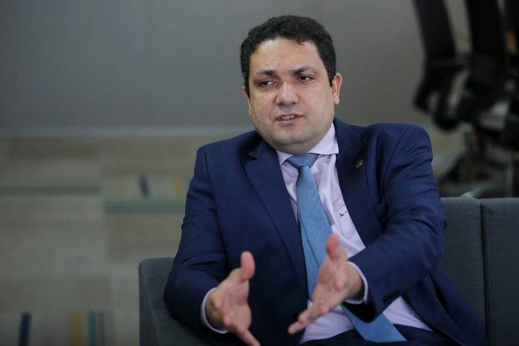 Capes anuncia 1.800 bolsas de pesquisa Presidente da Capes, Anderson Correia, anunciou investimentos de R$ 200 milhões em cursos de mestrado e doutorado - Arquivo/Agência Brasil