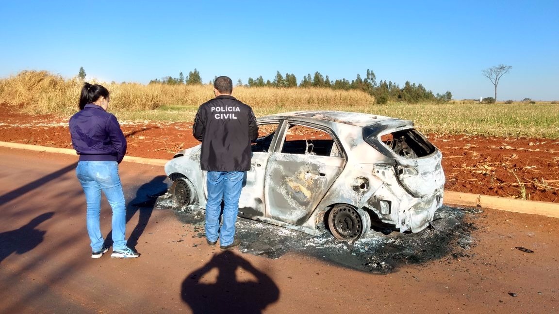 Carro foi incendidado nesta madrugada- Foto: Osvaldo Duarte
