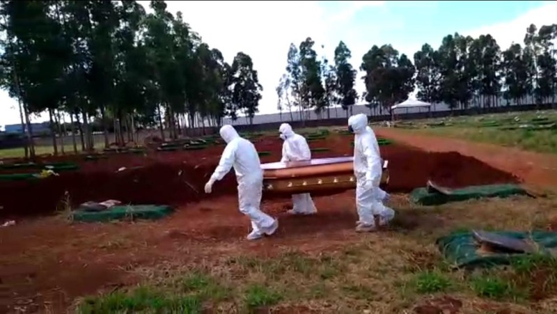 Procedimento para o sepultamento teve mudanças com pandemia. O Popular