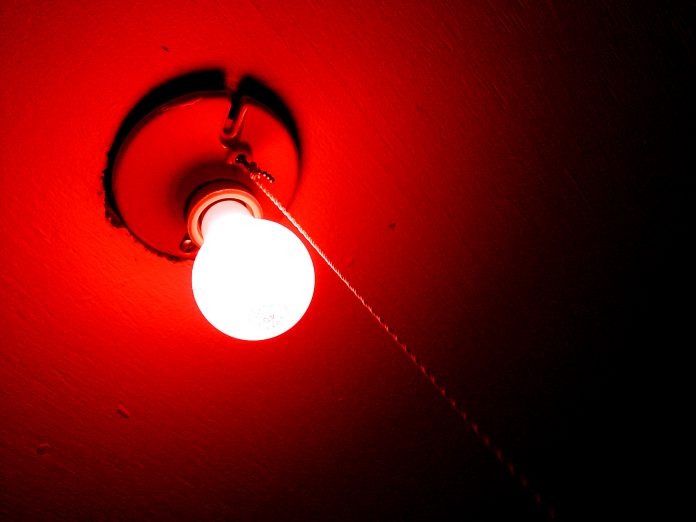 Agosto começa com bandeira vermelha na conta de energia elétrica Custo extra será de R$ 4 por cada 100 kWh consumidos. Reprodução