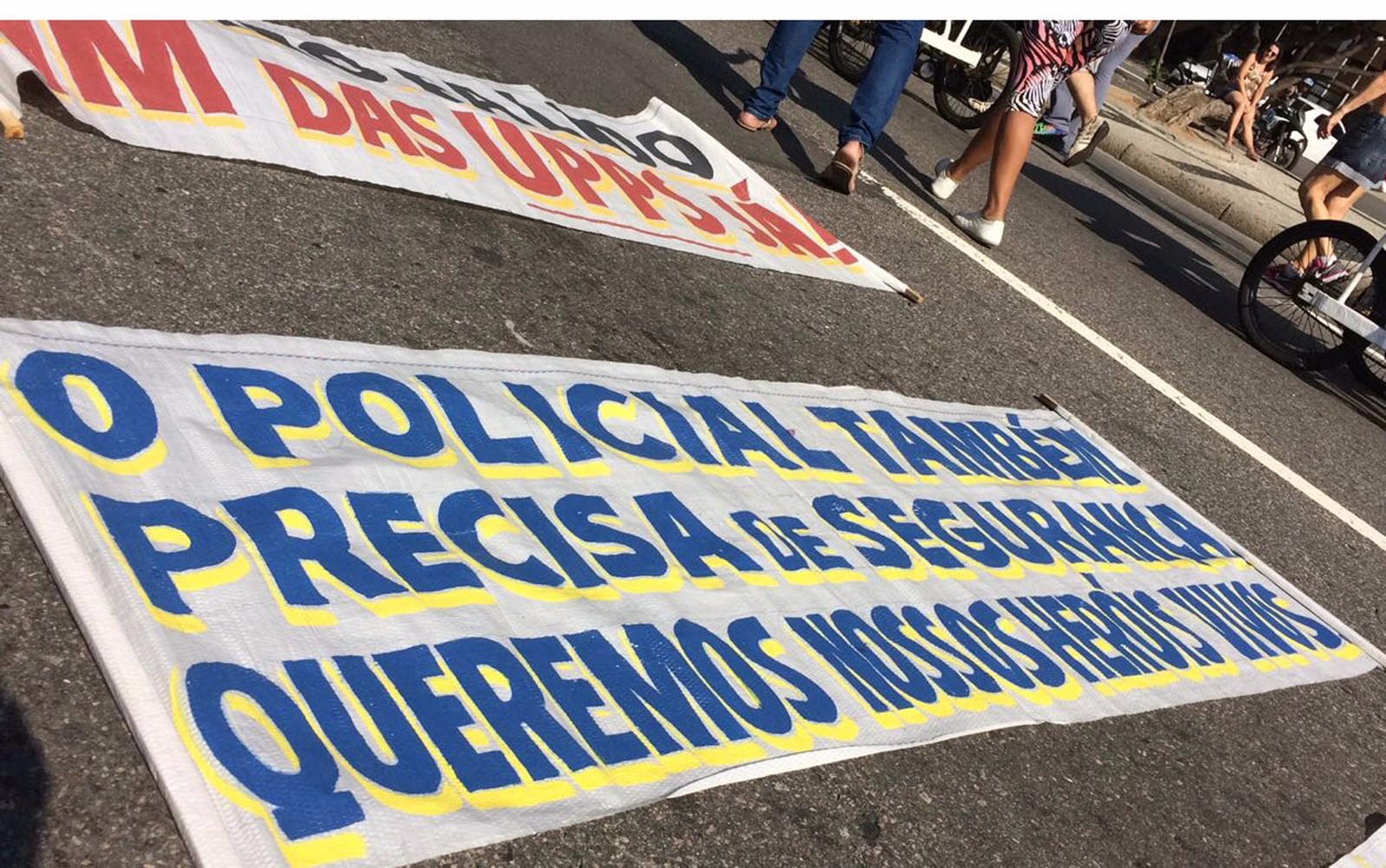Com faixas, manifestantes pedem fim da morte de PMs (Foto: Matheus Rodrigues)