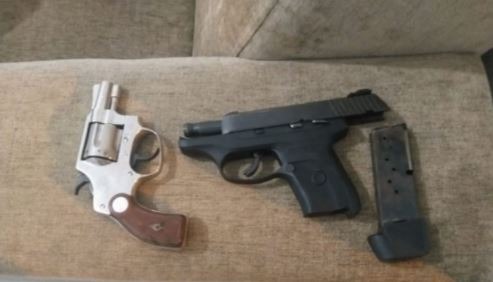 Suspeito de furtos morre em confronto com equipe da PM Armas apreendidas. Divulgação.
