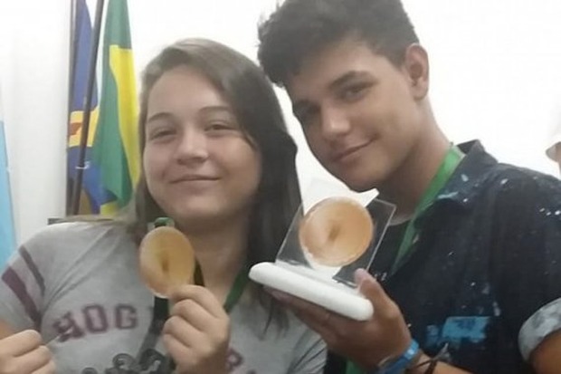 Alunos da Escola do Sesi de Corumbá criam pulseira para reduzir acidentes com caminhões Alunos da Escola do Sesi de Corumbá criam pulseira para reduzir acidentes com caminhões