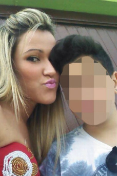 Sara Nellye e o filho de 13 anos, que pode ser de Cristiano Araújo. Foto: reprodução/ instagram