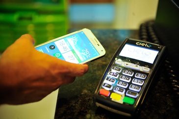 No Brasi, mais de 14% dos entrevistados realizam operações financeiras por meio de smartphones. Marcello Casal Jr/Agência Brasil