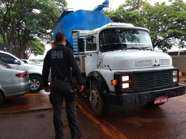 Durante abordagem a caminhão polícia encontra maconha (Osvaldo Duarte/Dourados News)