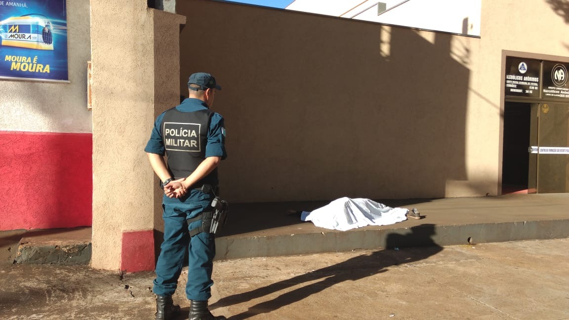 Homem é encontrado morto em calçada de igreja Osvaldinho Duarte/douradosnews