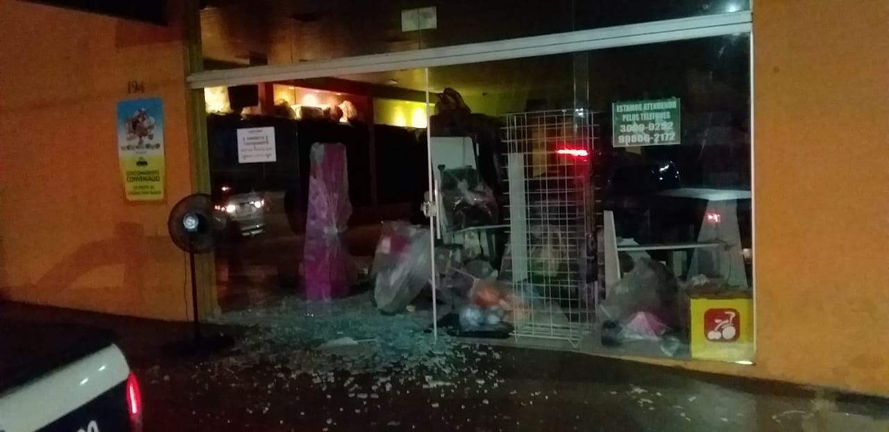 Ladrão é preso depois arrombar e furtar loja de brinquedos O autor arrombou a porta de vidro do estabelecimento comercial.