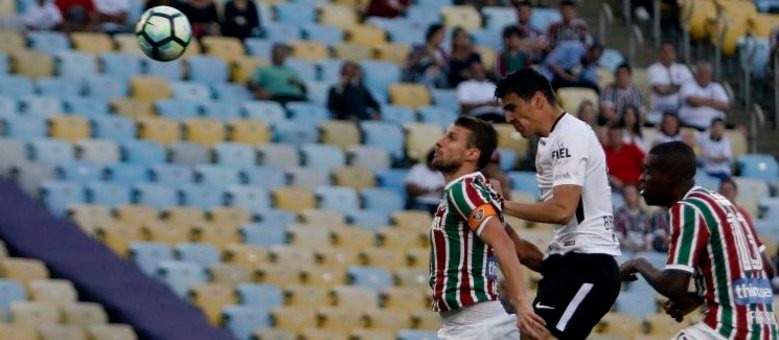 Corinthians vence Flu e se mantém líder isolado Balbuena ganhou de Henrique para fazer gol da vitória do Corinthians sobre Fluminense neste domingo, no Maracanã
Reginaldo Pimenta/Estadão Conteúdo
