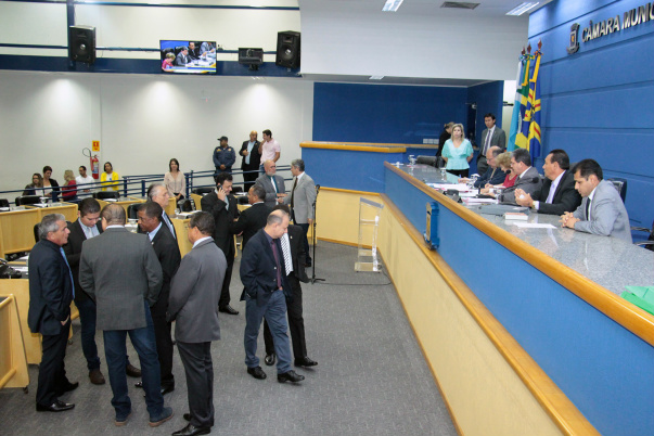 Em Sessão Extraordinária, vereadores aprovam redução de salários por mais quatro anos