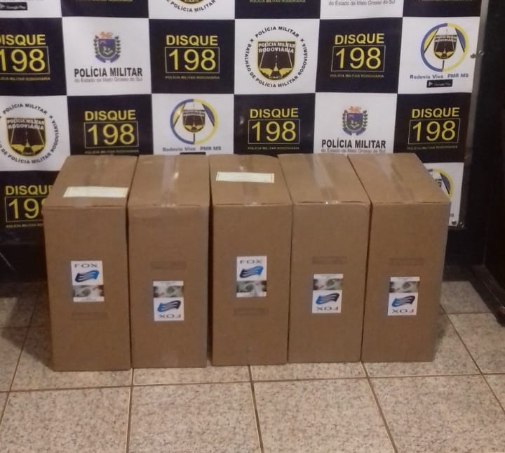 Polícia apreende 250 pacotes de cigarros em veículo vindo do Paraguai Cigarros apreendidos / Divulgação PMR-MS
