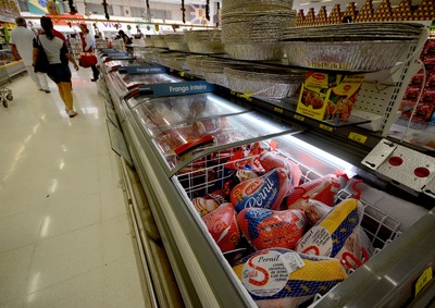 O Chester, que custava R$ 13,90, foi para R$ 15,98, um aumento de 11,37%; e o frango resfriado, vendido a R$ 8,78 no ano passado, subiu para R$ 8,99, uma elevação de 2,30% - Foto: Paulo Ribas/Arquivo/Correio do Estado