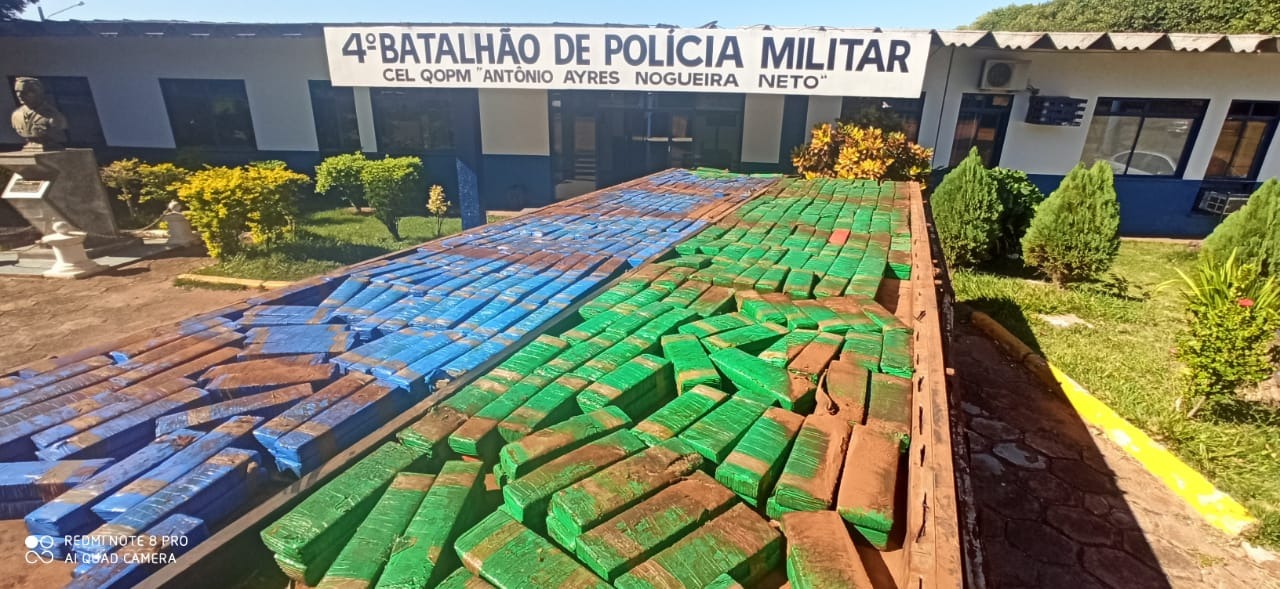 Dupla é presa com quase 800 quilos de maconha em caminhão munck