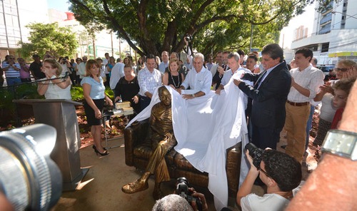 Após toda polêmica, estátua de bronze foi instalada - Foto: Álvaro Rezende / Correio do Estado