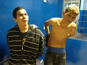 A dupla foi presa depois que a mãe de Gabriel (sem camisa) os denunciou (Foto: Diretor das Ruas)