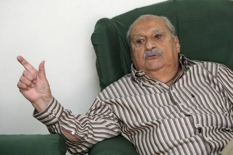 28.ago.2008 - O escritor e jornalista Carlos Heitor Cony, posa para fotos durante entrevista no Catete, zona sul do Rio de Janeiro
Wilton Junior/Estadão Conteúdo