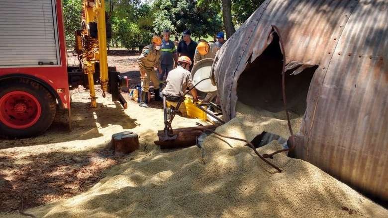 Silo com 17t de ração cai e deixa trabalhador ferido MS News