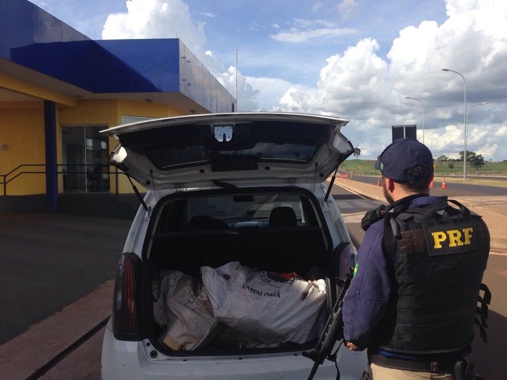 Maconha estava em sacos no porta malas do carro (Foto: PRF/ Divulgação)