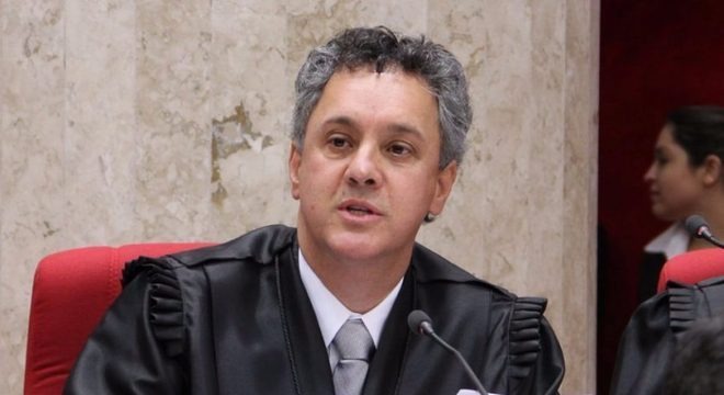 Relator vota por elevar pena de Lula para 17 anos no caso do sítio O desembargador Gebran Neto. Reprodução / Twitter TRF4