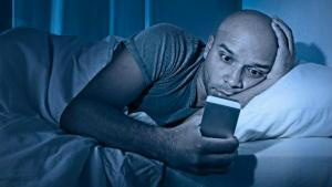 Luz do celular atrapalha na produção do hormônio do sono. Foto: Divulgação
