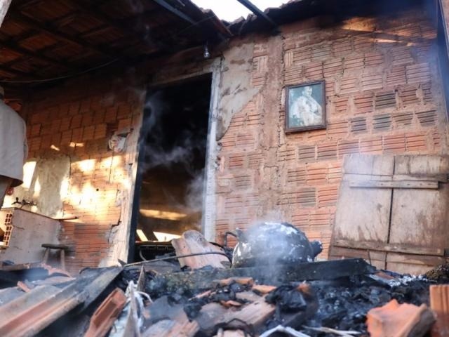 Casa tem porta arrombada e é incendiada no Bairro Nova Campo Grande (Foto: Henrique Kawaminami)
