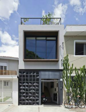 Poucas divisórias, elementos vazados e revestimentos claros transformam a estrutura compacta da casa de 120m². Foto: Divulgação