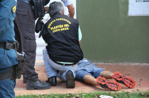 Homem invade casa de ex-mulher, é esfaqueado pelo marido dela e morre André foi atingido com duas facas e morreu na rua. (Foto: Marcos Ermínio)