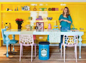 A estrela da sala é a estante de laca amarela. A ideia é da arquiteta Letícia Arcangeli. Foto: Lufe Gomes