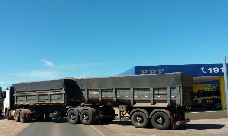 Carreta por excesso de peso é apreendida em Coxim