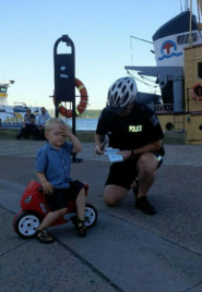 Menino de três anos em moto de brinquedo é 'multado' pela Polícia Policial simulou multar menino de três anos no Canadá (Foto: Reprodução/Twitter/Halifax_Police)