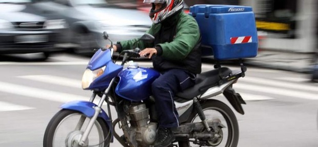 Trio rouba moto de entregador durante a madrugada