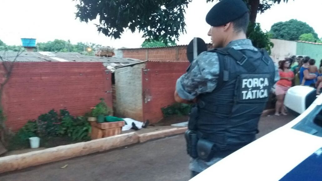 A vítima foi morta na frente de casa. Foto: Osvaldo Duarte