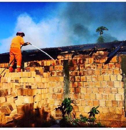 Casa pega fogo e vizinhos se mobilizam para conter chamas Foto: Correio do Norte