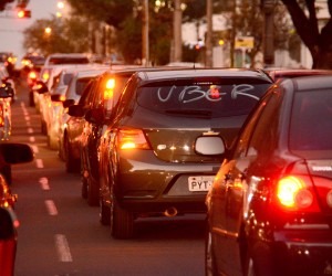 Motoristas de Uber protestam contra gestão municipal no centro da Capital Em carreata, eles saíram da Avenida Afonso Pena, em frente ao Parque das Nações Indígenas - Gerson Oliveira