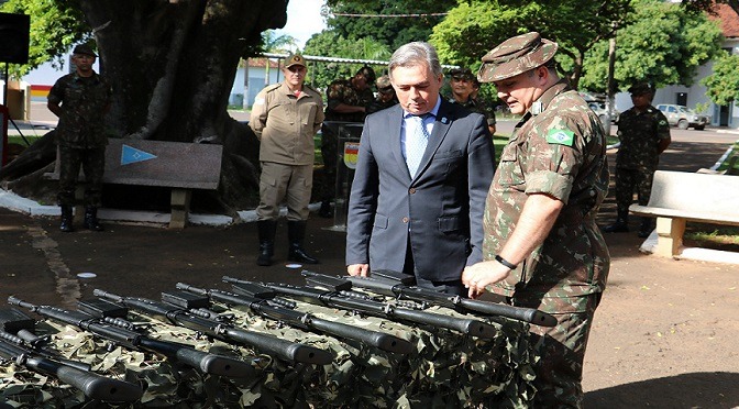 Exército doa fuzis e viatura para forças de segurança de MS Exército doa fuzis e viatura para forças de segurança de MS