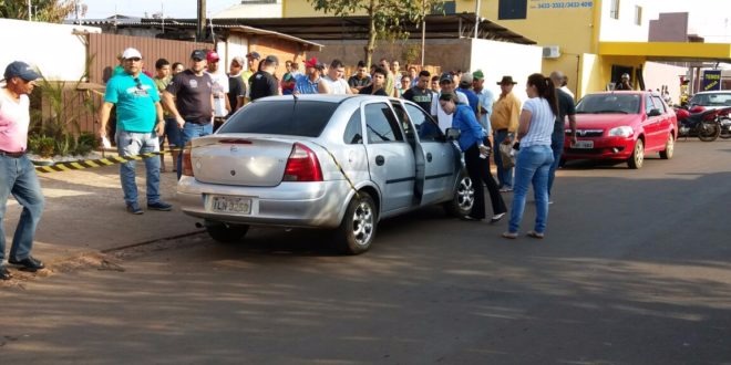 Vítima foi morta a tiros ao entrar em carro, em frente de padaria (Foto: pontaporãnews)