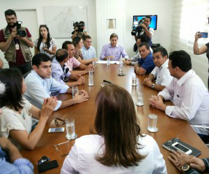 Planilhas são apresentadas por Bernal aos vereadores 
(Foto: Kleber Clajus/Correio do Estado)