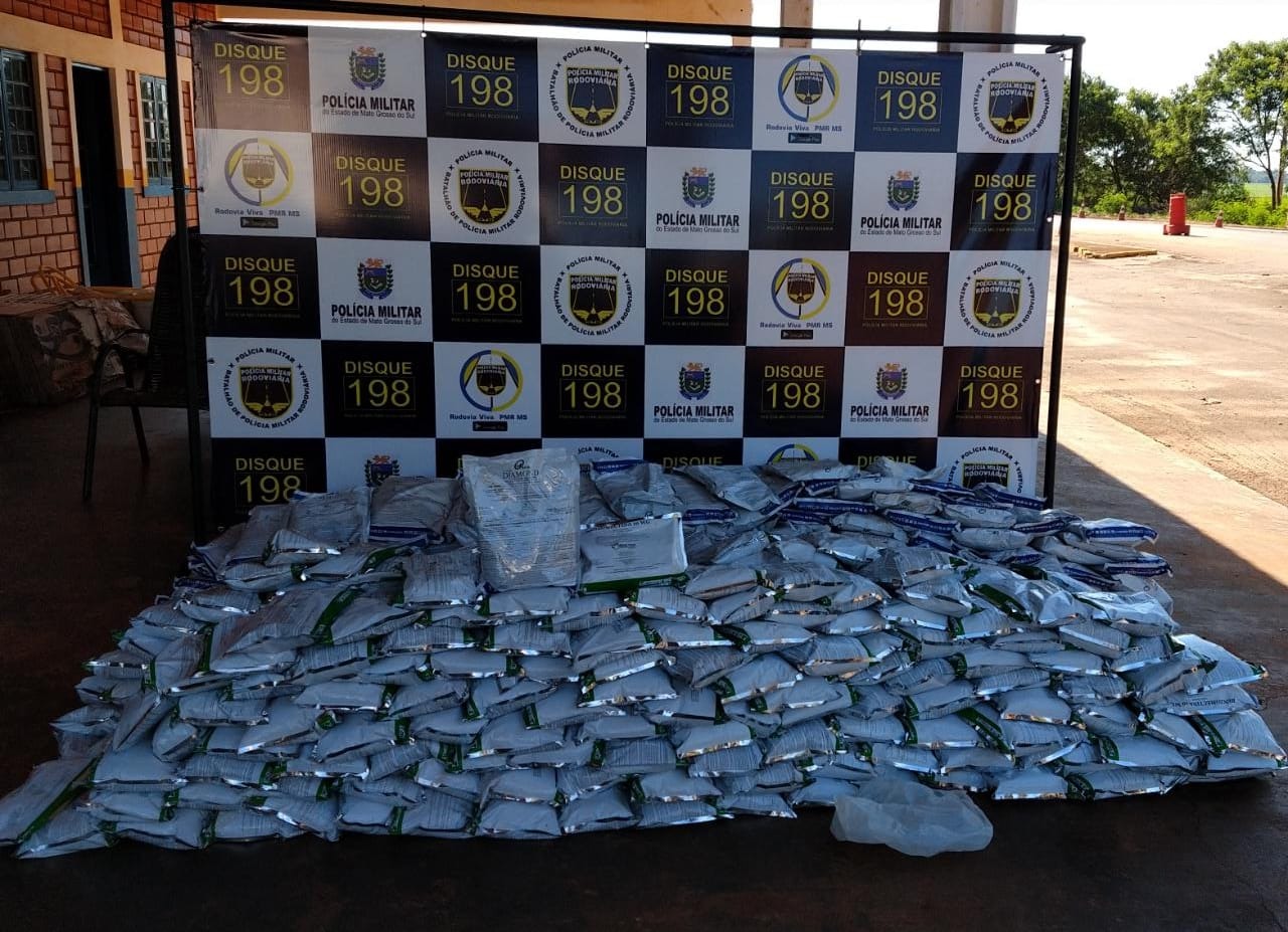 Homem é flagrado com meia tonelada agrotóxicos contrabandeados do Paraguai Homem é flagrado com meia tonelada agrotóxicos contrabandeados do Paraguai