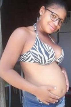 A jovem, identificada como Caroline dos Santos Bomfim, tinha 15 anos e estava grávida de sete meses Foto: Reprodução / Radar64.com
