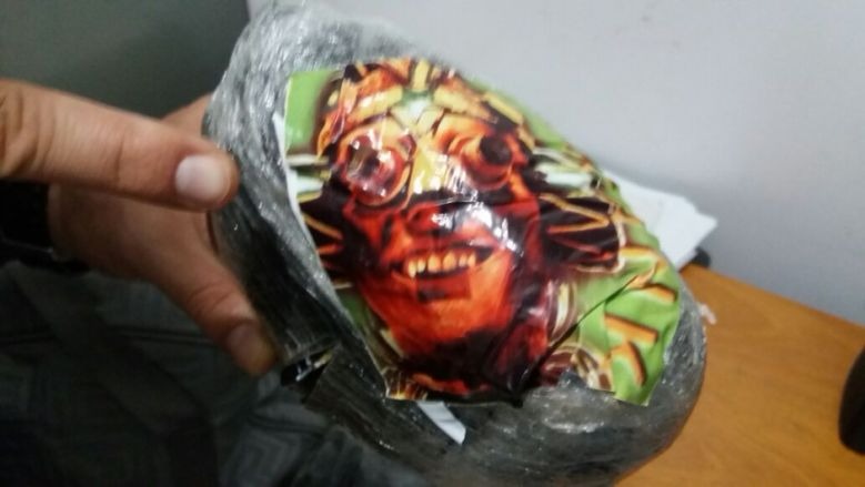 Mulher é presa com “supermaconha” empacotada com ilustração da banda Skank