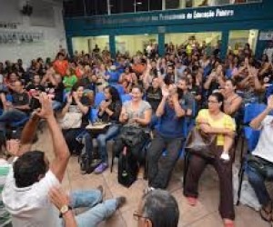 Professores se reúnem e alunos não terão aula nesta terça-feira Professores vão se reunir amanhã, às 07 horas, na ACP - Gerson Oliveira