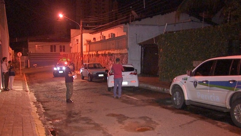 Polícia no local onde dois bandidos foram baleados, em Campo Grande (Foto: Reprodução)