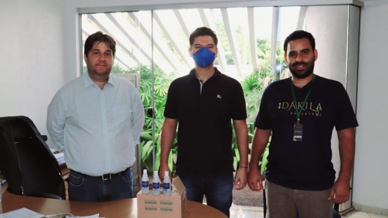 Sesau recebe doação de 2 mil frascos de álcool em gel Sesau recebe doação de 2 mil frascos de álcool em gel