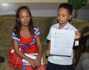 Maria Christina Espinosa com o filho Daniel: o menino quer estudar para deixar de ser pobre Foto: STR / AFP