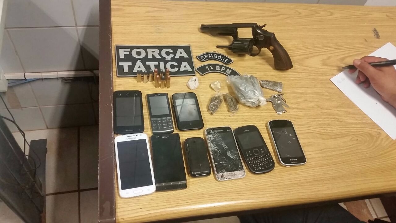 Caminhoneiro é feito refém e tem veículo roubado Caminhoneiro é feito refém e tem veículo roubado