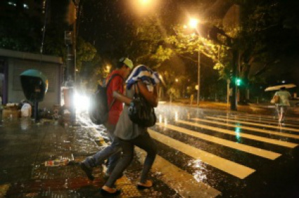 Torre cai, córrego transborda e enxurrada arrasta criança na Capital Tempestade pega de surpresa campo-grandenses.
(foto: Marcelo Victor)