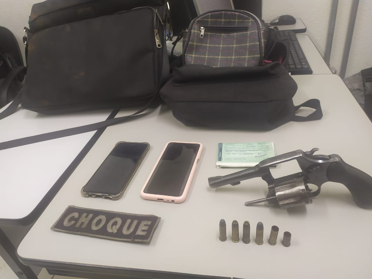 Rapaz, suspeito de roubo, morre em confronto com equipe do Choque Rapaz, suspeito de roubo, morre em confronto com equipe do Choque