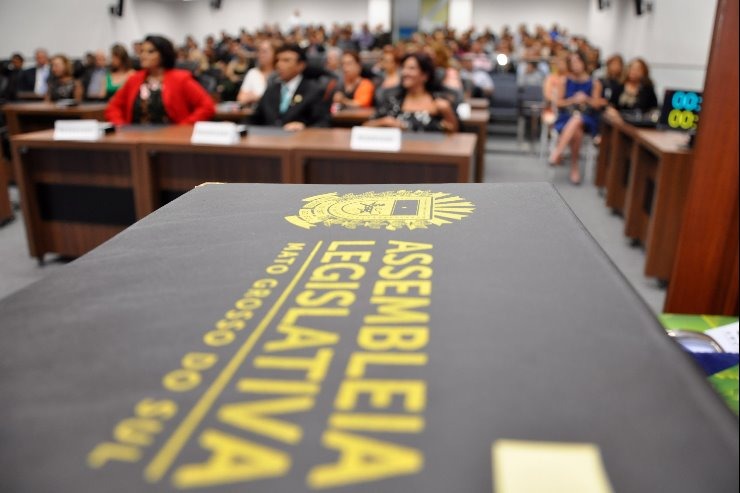Diploma de Mérito Legislativo, alusivo aos 40 anos do Parlamento Sul-mato-grossense, foi entregue aos homenageados. Luciana Nassar